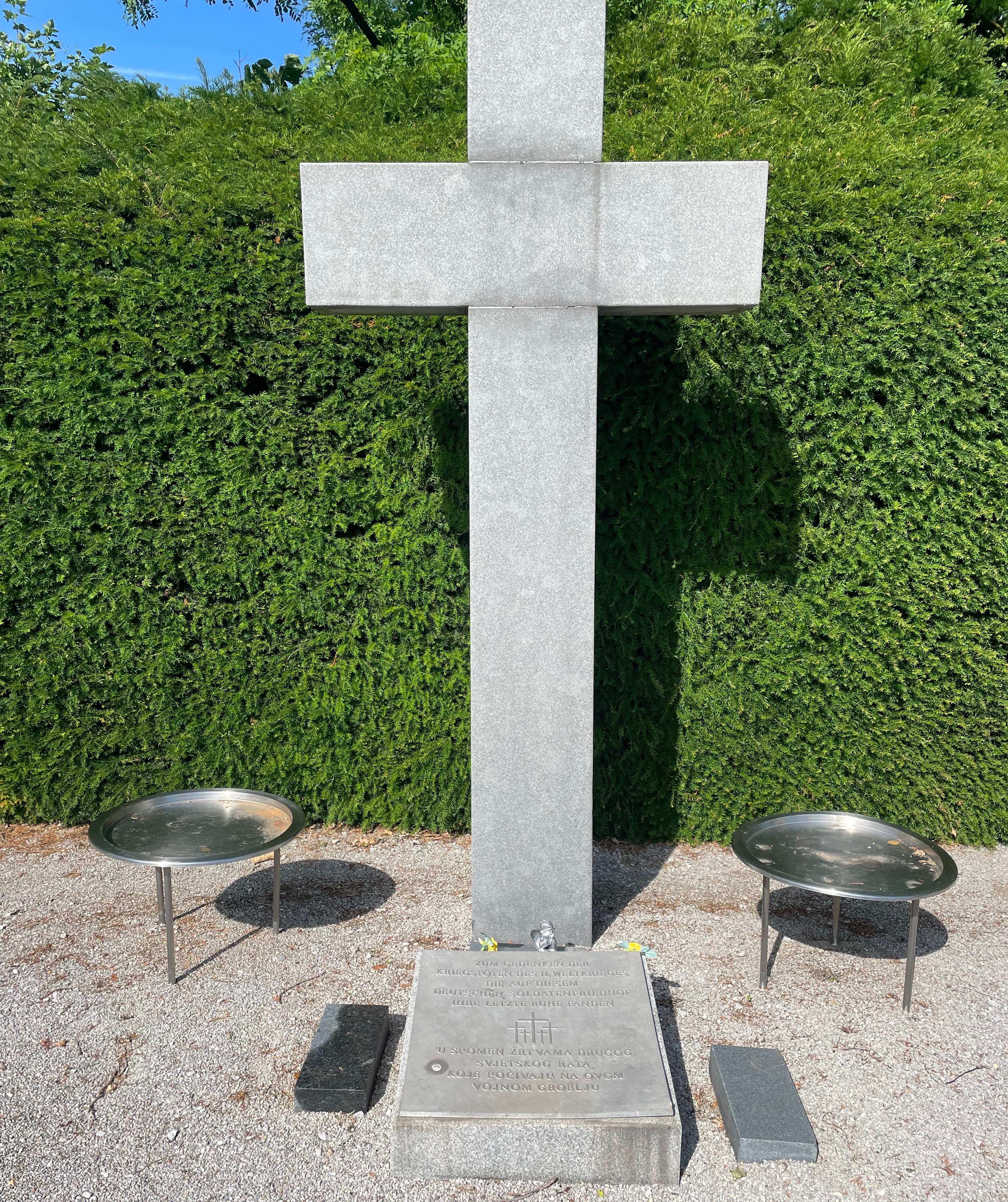 Denkmal auf dem deutschen Soldatenfriedhof