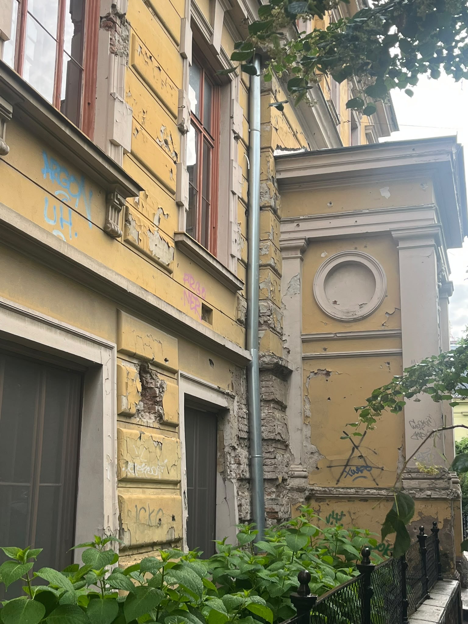 Fassade mit Kriegsschäden, Osijek